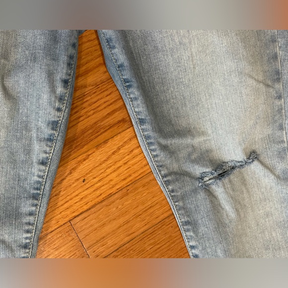 Gap denim favorite Jegging ladies size 32/14 stretch with ripped knee‎ feature - Picture 4 of 10